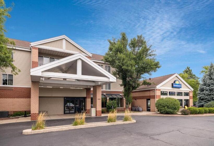 هتل Days Inn & Suites By Wyndham Madison