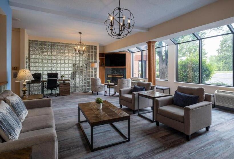 هتل Days Inn & Suites By Wyndham Madison