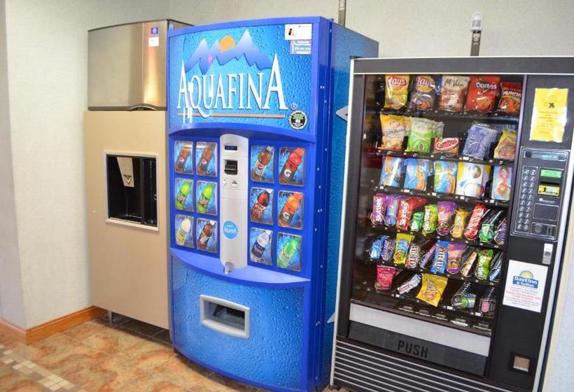 هتل Days Inn & Suites By Wyndham Madison