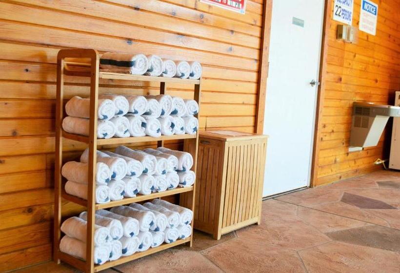 هتل Days Inn & Suites By Wyndham Madison