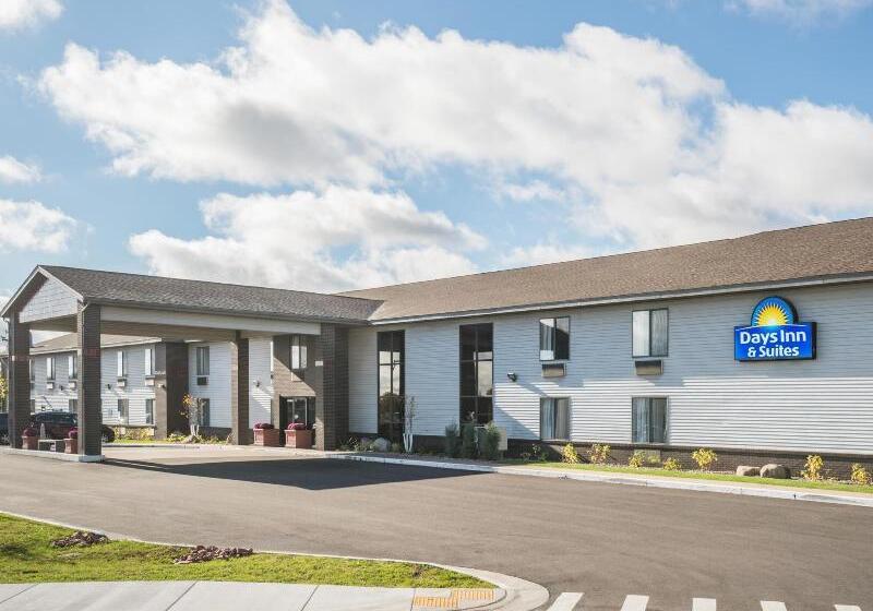هتل Days Inn & Suites By Wyndham Wausau