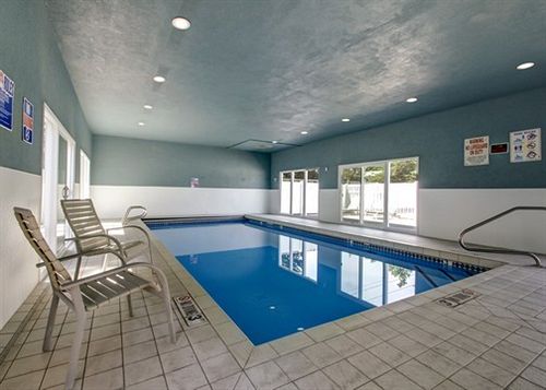 فندق Econo Lodge Inn & Suites