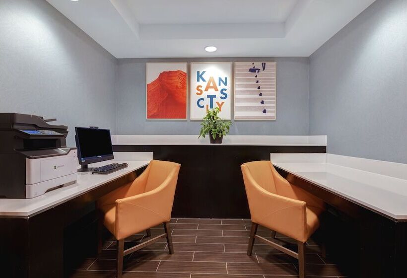 בית מלון כפרי Holiday Inn Express & Suites   Kansas City Ku Medical Center, An Ihg