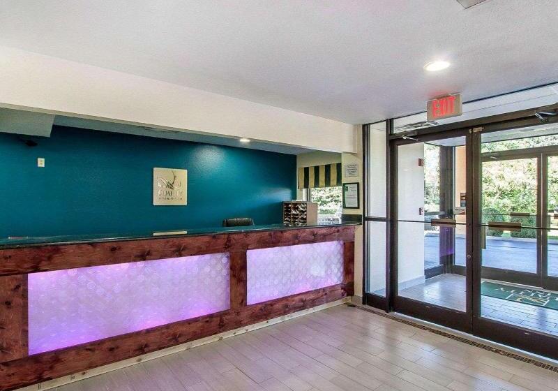 בית מלון כפרי Econo Lodge Inn & Suites
