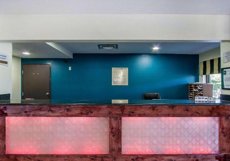 בית מלון כפרי Econo Lodge Inn & Suites