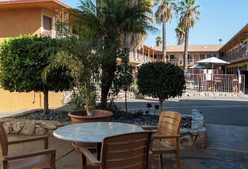 هتل Studio City Court Yard