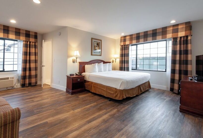 هتل Studio City Court Yard