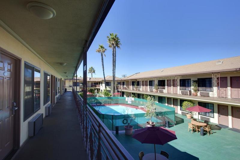 هتل Studio City Court Yard