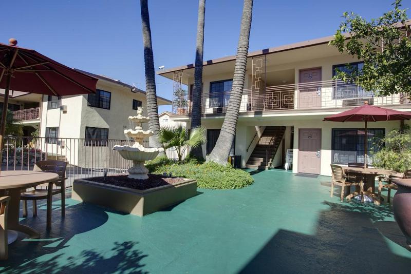 هتل Studio City Court Yard