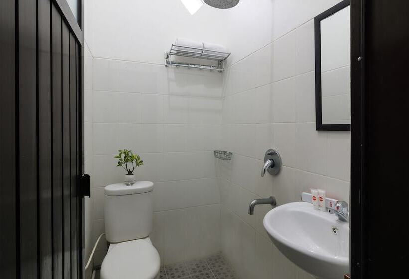 هتل Penginapan Rb Syariah By Oyo Rooms