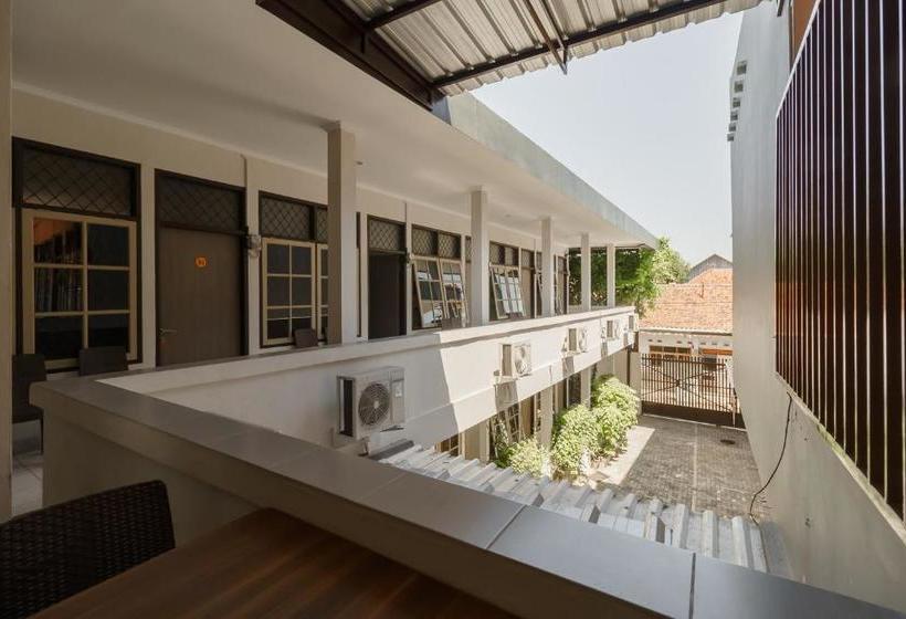 پانسیون Reddoorz@ Cangkring Street Cirebon