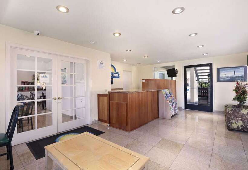 هتل Days Inn By Wyndham Oceanside