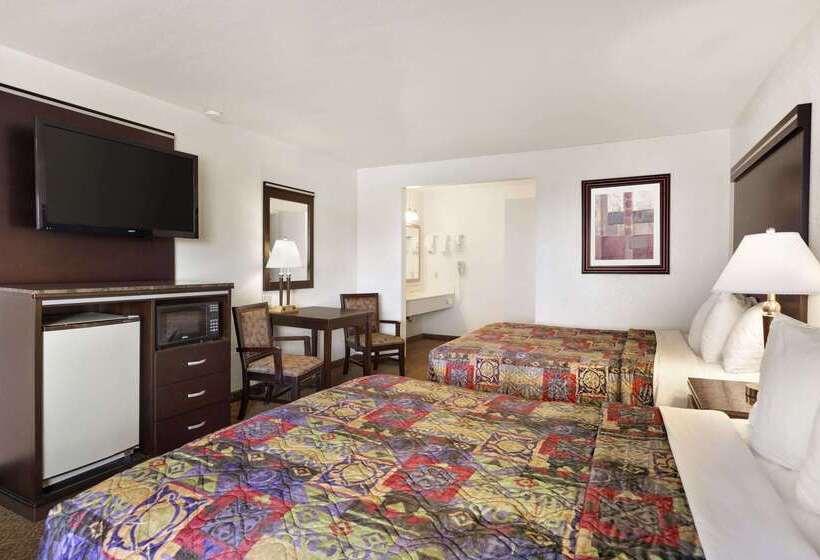 هتل Days Inn By Wyndham Oceanside