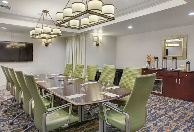 فندق Doubletree By Hilton Little Rock