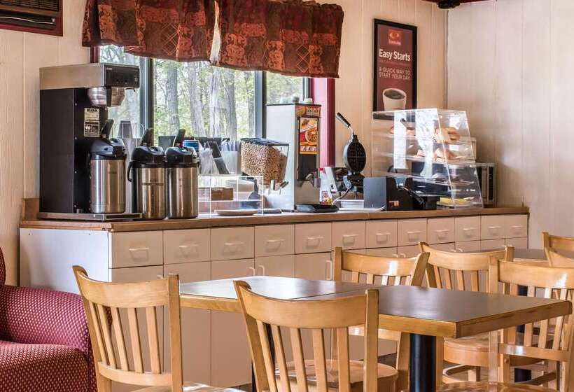ホテル Econo Lodge Inn & Suites Lake Harmony   Pocono Mountains Area