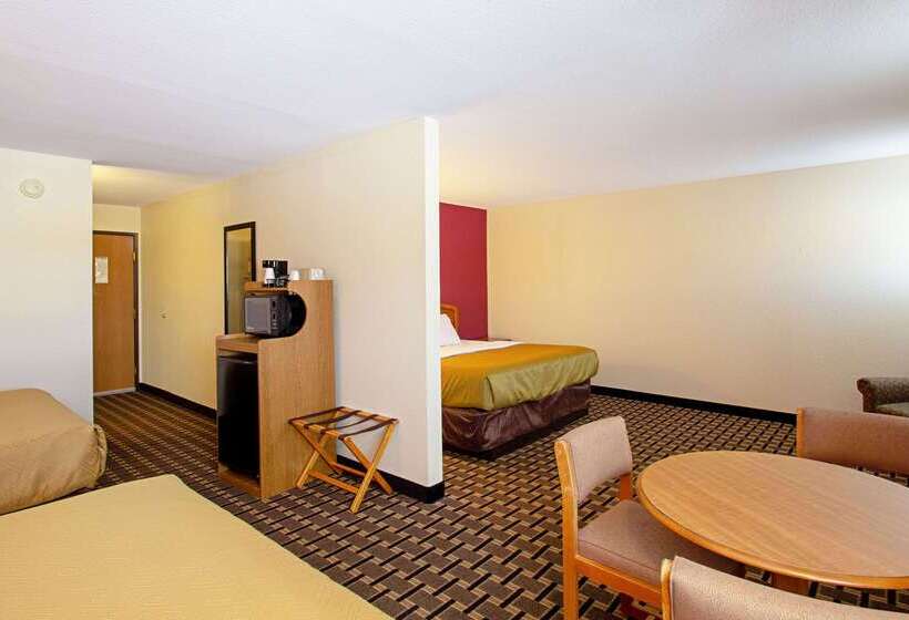 هتل Econo Lodge Inn & Suites