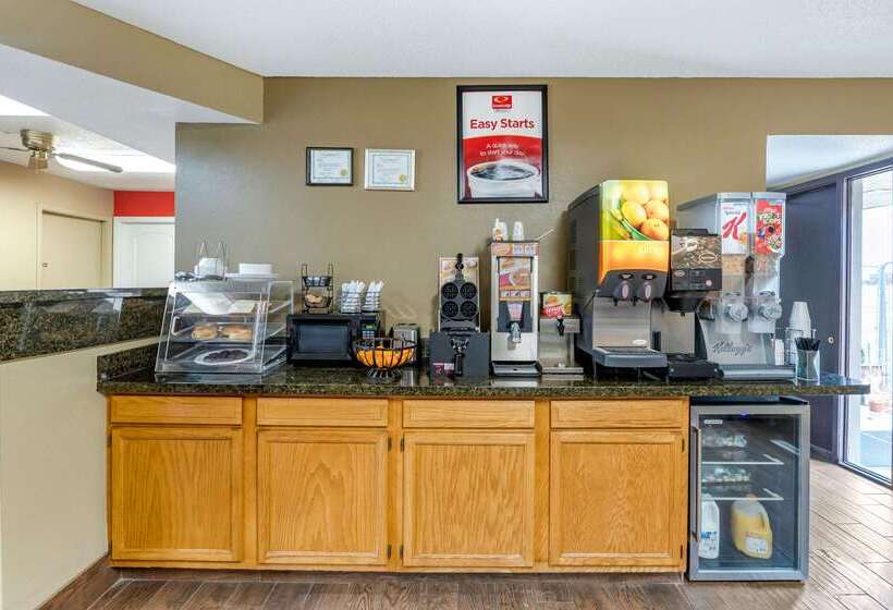 Отель Econo Lodge Urbandale  Northwest Des Moines