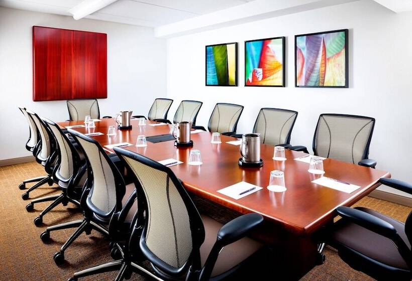 Отель Sheraton Suites Orlando Airport