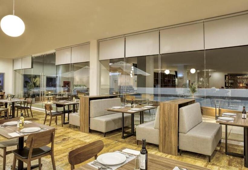 ホテル Fiesta Inn Guadalajara Periferico Poniente