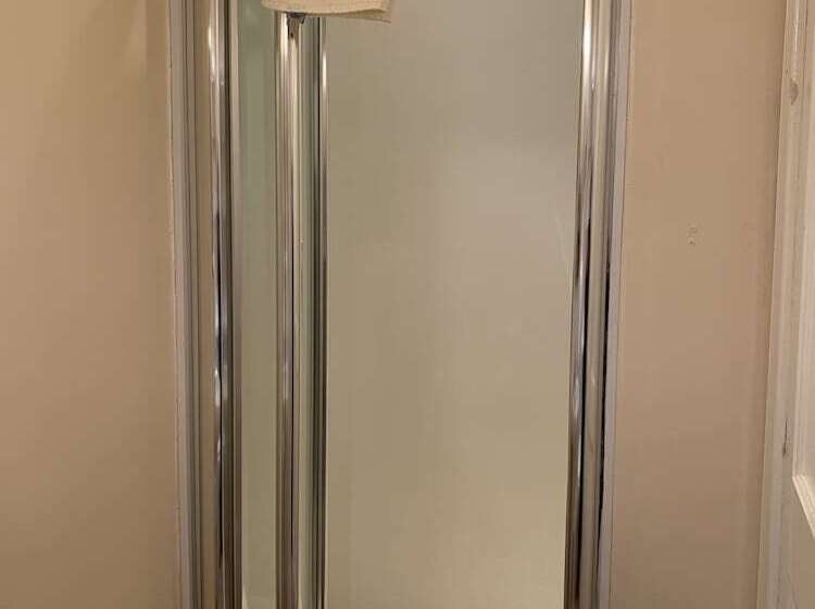 تختخواب و صبحانه The Pines Guesthouse