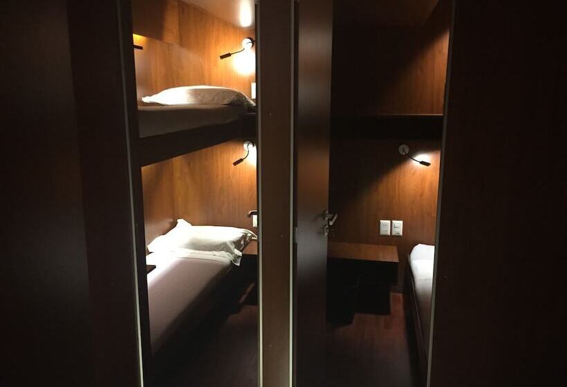 هتل Onkel Inn Airport Sleepbox