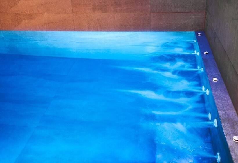 هتل Uma Ray Suites