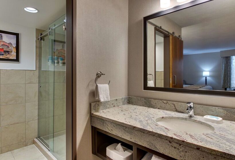 ホテル Drury Inn & Suites Poplar Bluff