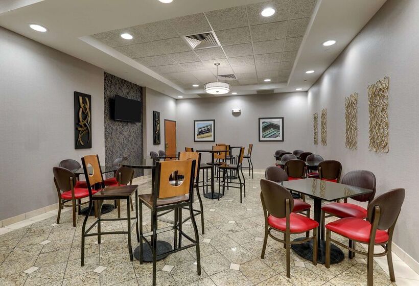هتل Drury Inn & Suites St. Joseph