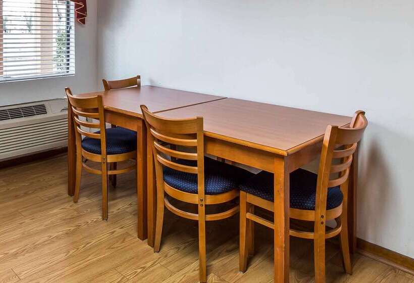 فندق Econo Lodge Inn & Suites