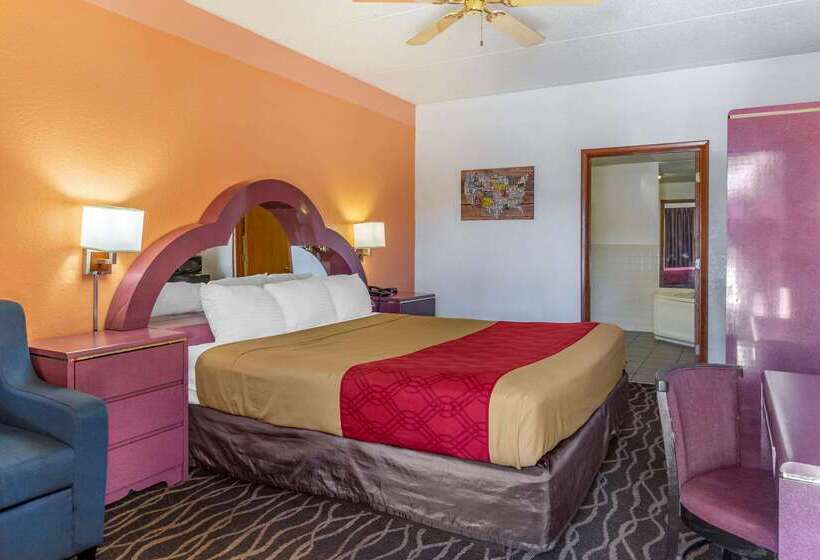 فندق Econo Lodge Inn & Suites