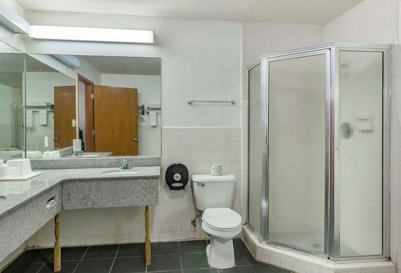 فندق Econo Lodge Inn & Suites