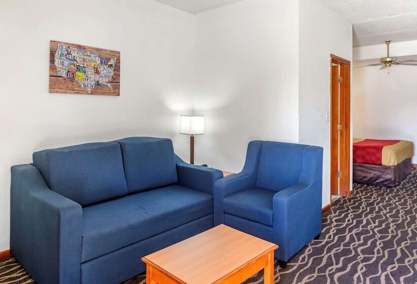 فندق Econo Lodge Inn & Suites