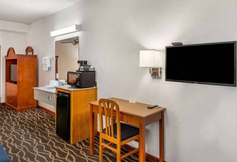 فندق Econo Lodge Inn & Suites