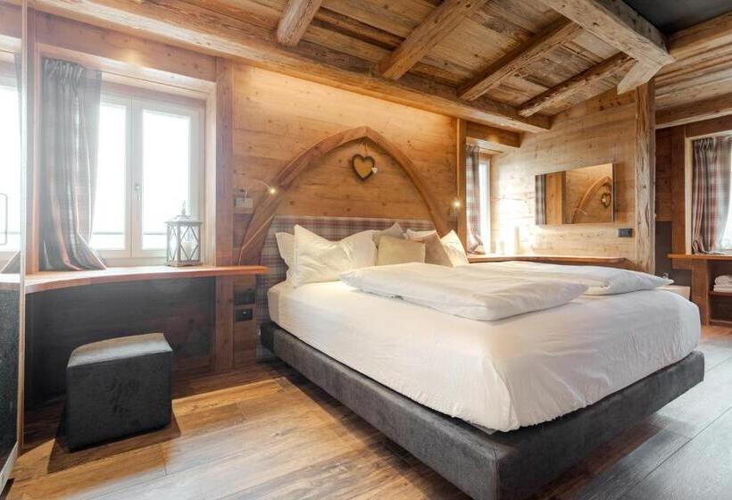 مبيت وإفطار John Luxury Suites