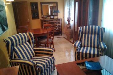 هتل Hostal Azúa