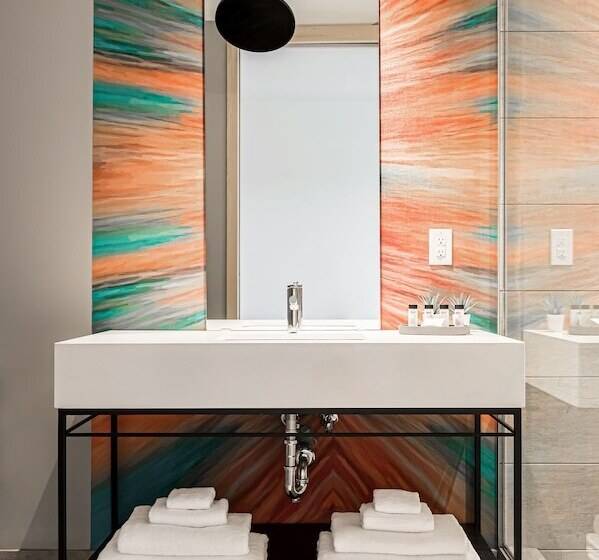 هتل Canvas Moncton, Tapestry Collection By Hilton
