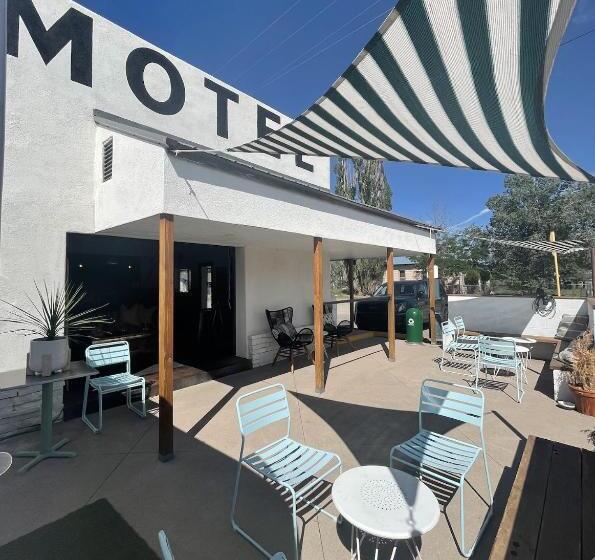 מוטל Mellow Moon Lodge