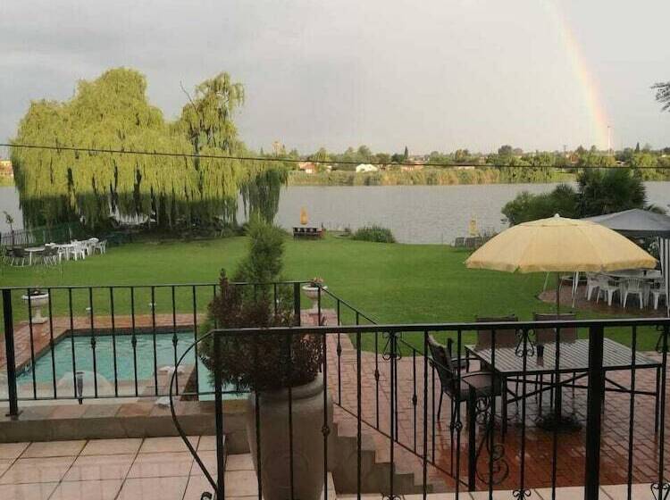 פנסיון The Lakehouse Guest House