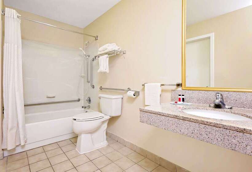 هتل Baymont By Wyndham Kalamazoo East