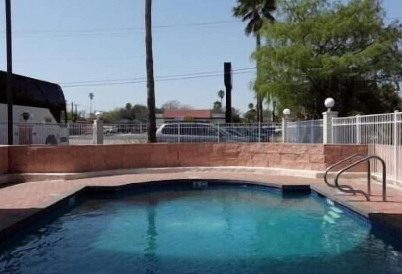 בית מלון כפרי Edinburg Executive Inn