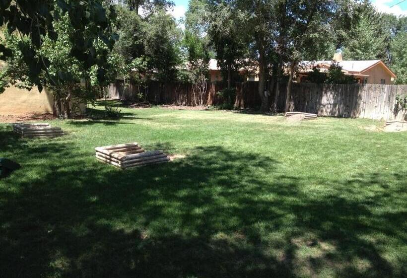 هتل El Pueblo Lodge