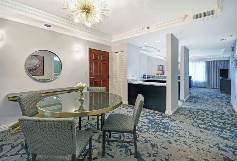 هتل Embassy Suites Charleston