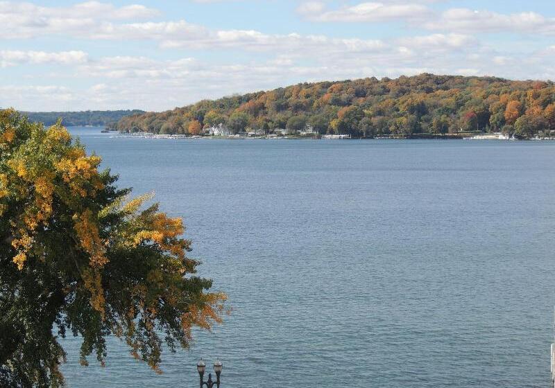 בית מלון כפרי Harbor Shores On Lake Geneva