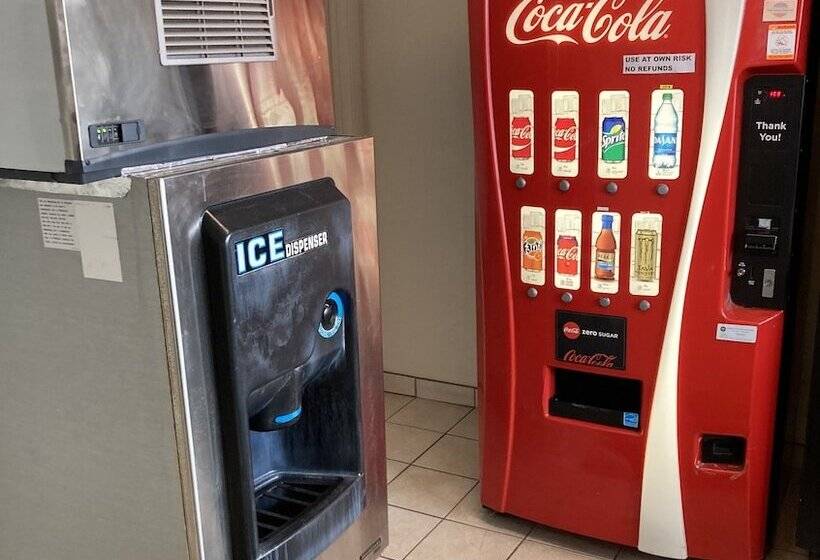 فندق Hometowne Studios By Red Roof East Lansing Okemos