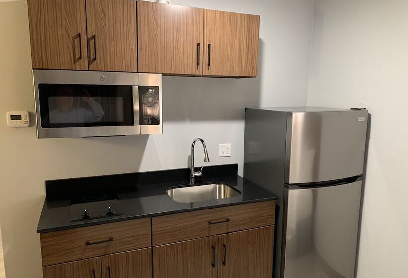 فندق Hometowne Studios By Red Roof East Lansing Okemos