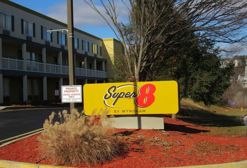 هتل Super 8 By Wyndham New Cumberland