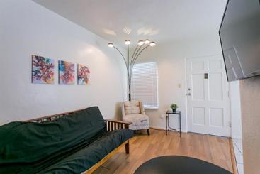 هتل Orange Tree Cottages Downtown