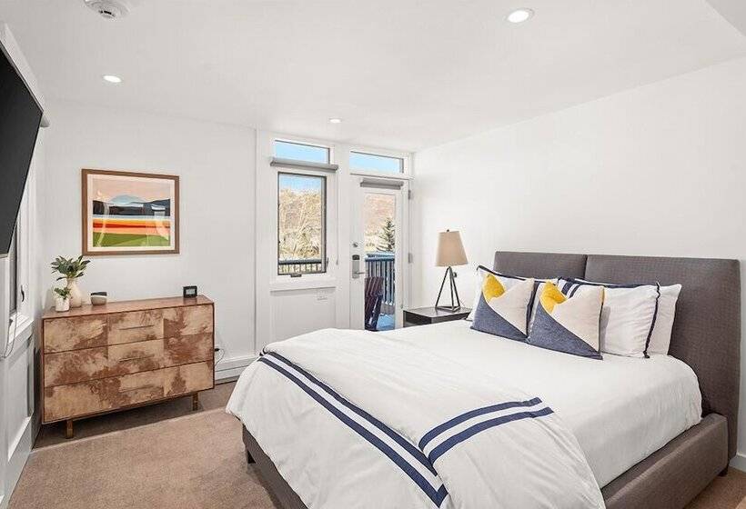Fifth Avenue Condominiums By Frias