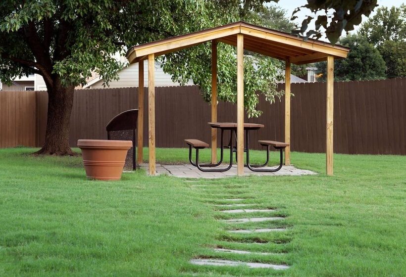 בית מלון כפרי Baymont By Wyndham Tulsa