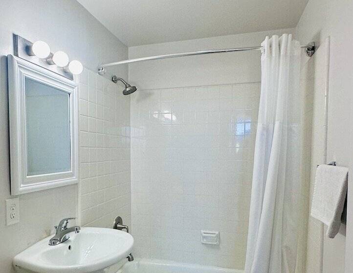 בית מלון כפרי Foghorn Harbor Inn